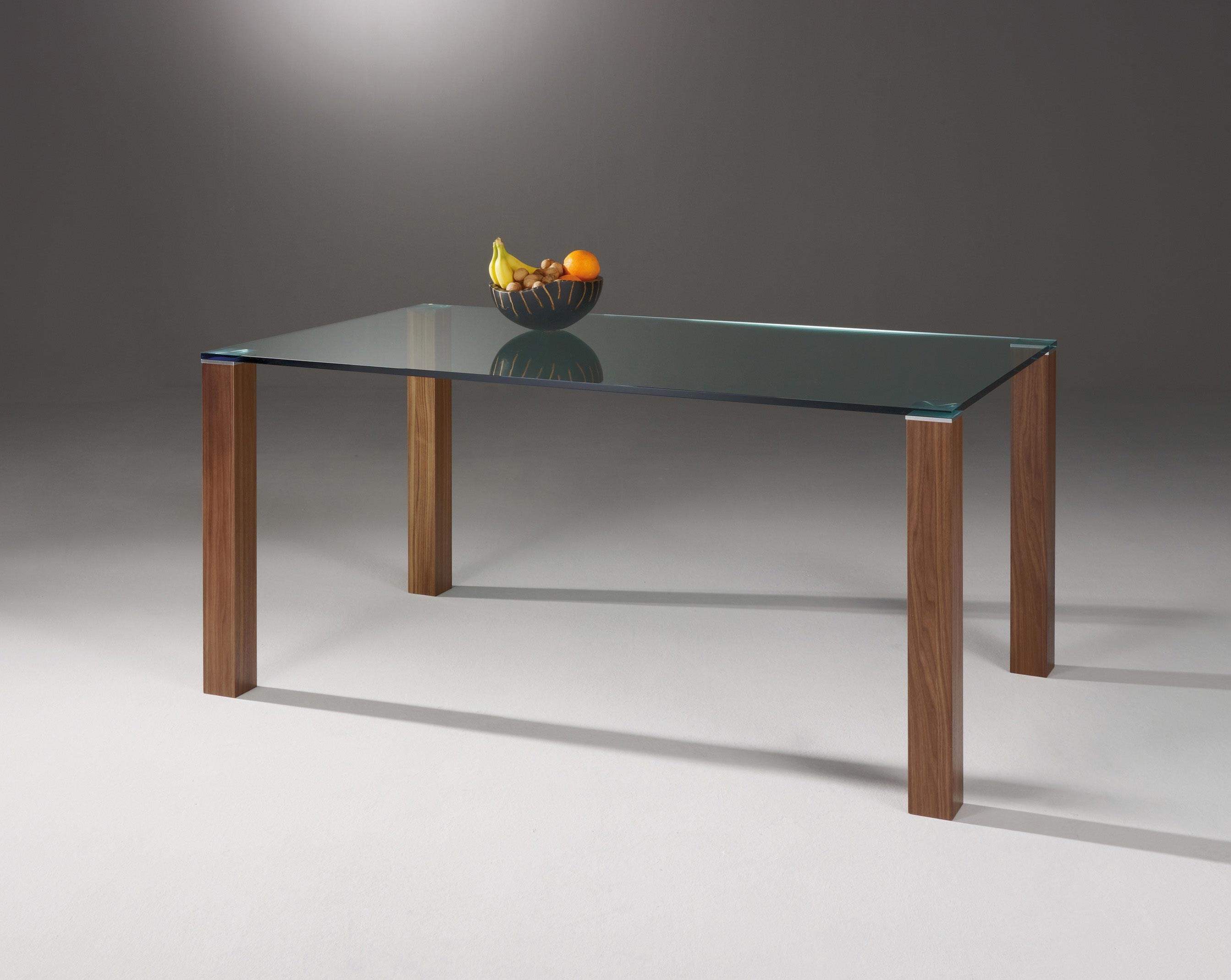 Glastisch mit Holzfüßen REMUS von DREIECK DESIGN: RM 1672 - FLOATGLAS klar + Tischfüße Nussbaum
