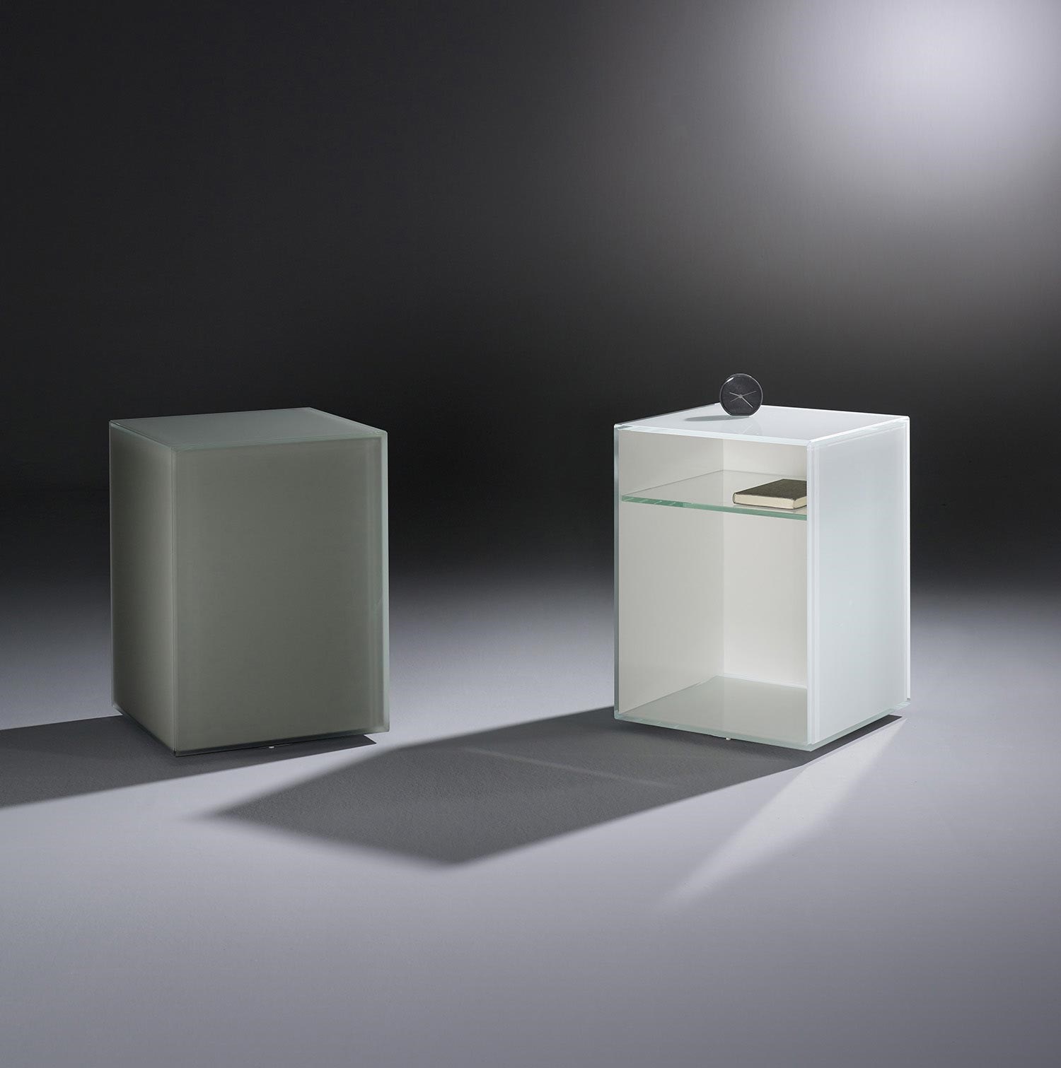 Glass bedside table NUA by DREIECK DESIGN: OPTIWHITE velvet color concrete grey + color pure white