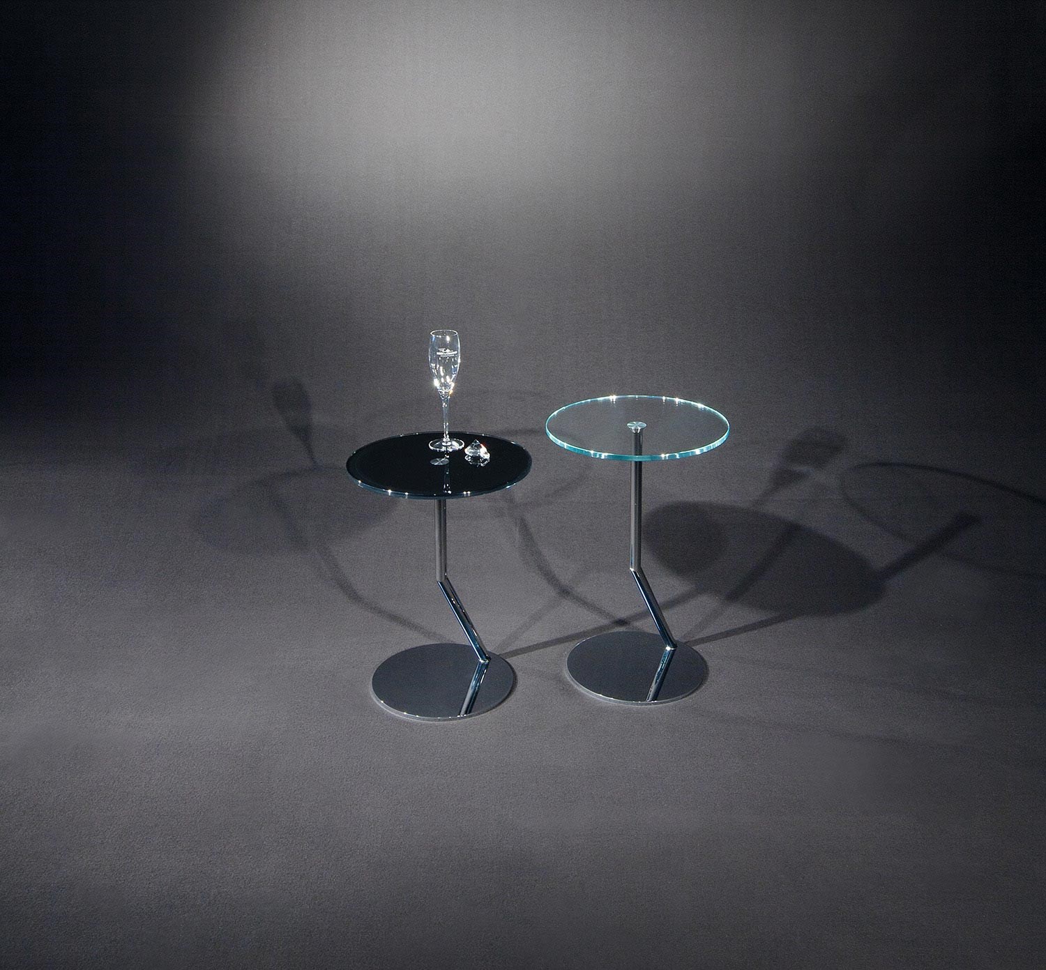 Glass side table DISC by DREIECK DESIGN: OPTIWHITE color jet black + clear