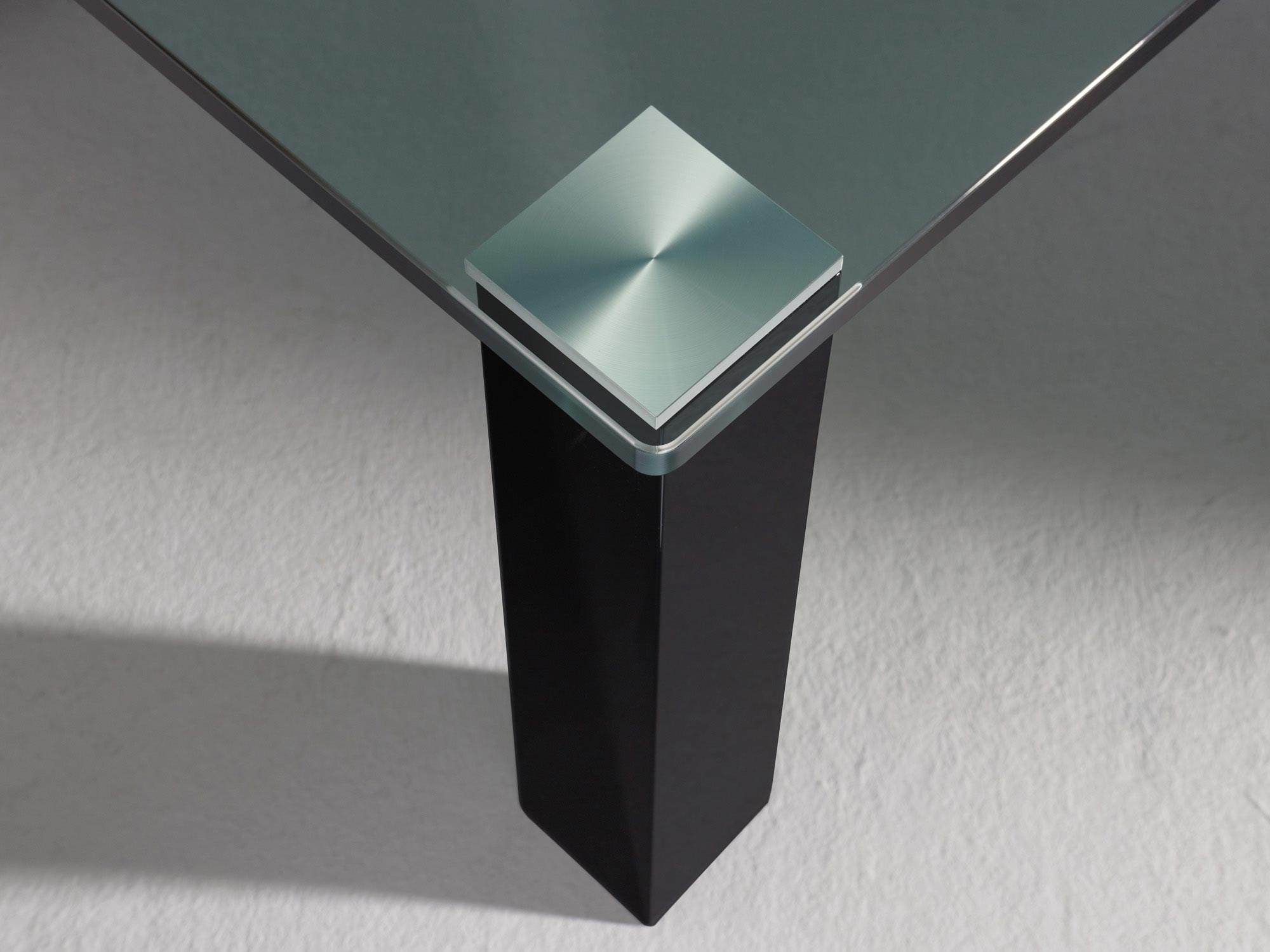 corner rounded - table foot color jet black