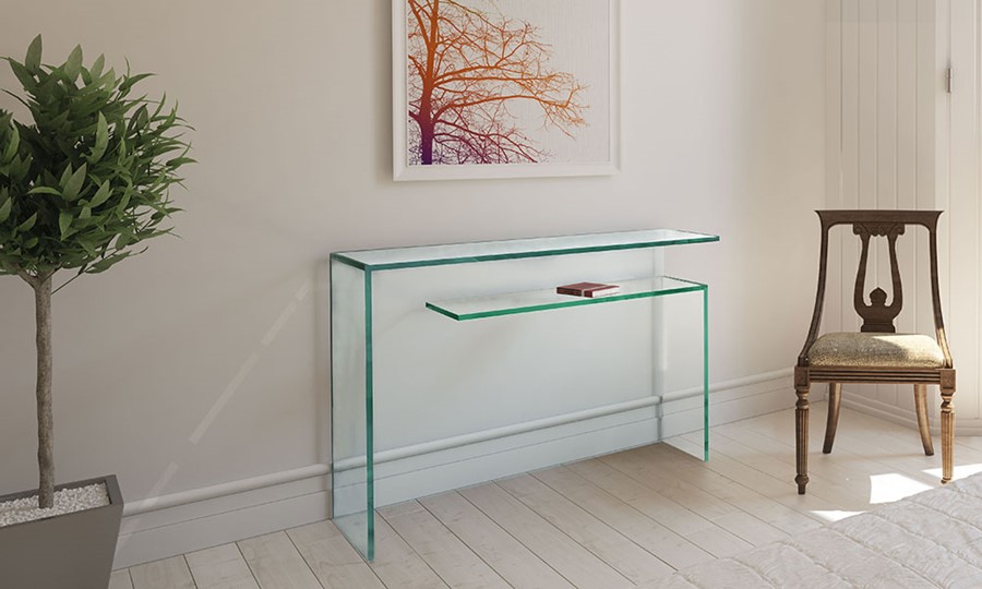 Designer Glaskonsole KONSOLE L von DREIECK DESIGN als elegante Ablage im Flur neben einer Sitzgelegenheit