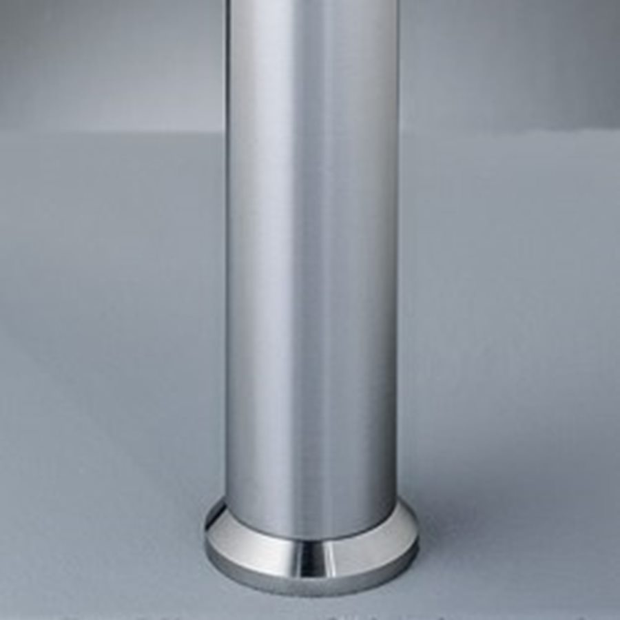 Detail eines gebürsteten Edelstahlfußes am Glascouchtisch SIRIUS