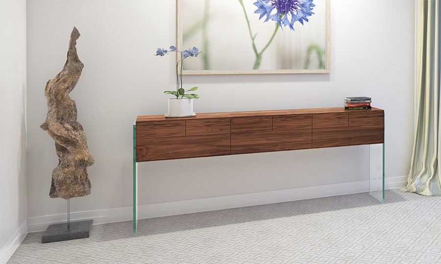 Stilvoll gestalteter Flur mit der Massivholz-Kommode FLAIR in Nussbaum von DREIECK DESIGN als Blickfang