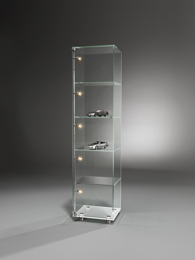 Schmale und hohe Glasvitrine SOLUS für kleine Wandbereiche