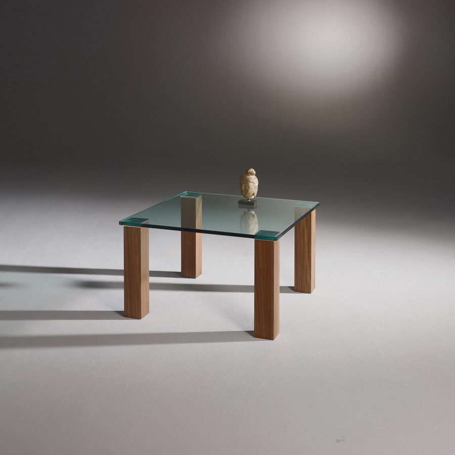 REMUS mit klarer Glasplatte, gerundeten Ecken und Nussbaum-furnierten Füßen
