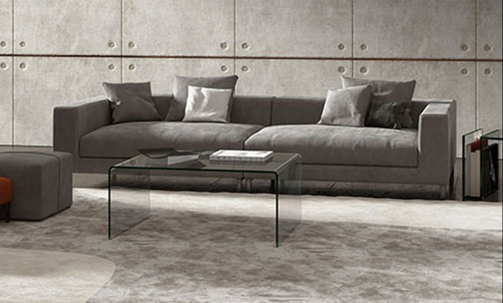 Glascouchtisch vor einem modernen Sofa
