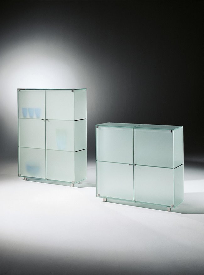 Breite und niedrige Glasvitrine SHINE für längere Wände