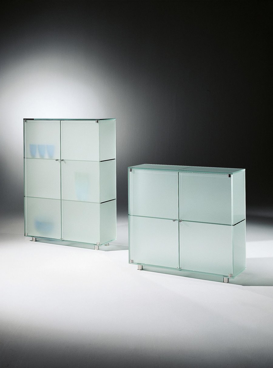 Breite und flache Glasvitrinen SHINE mit satinierten Glastüren