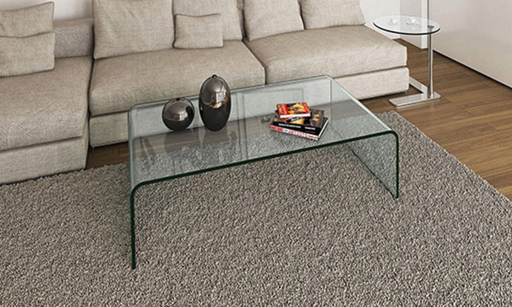 Kleines Wohnzimmer mit transparentem Glascouchtisch