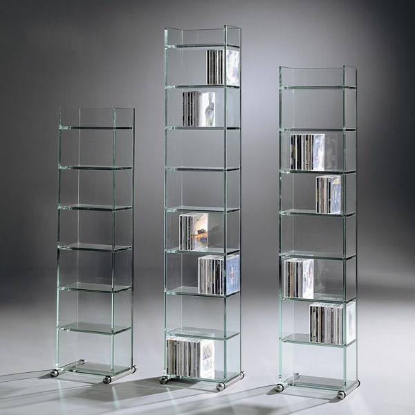 Drei schmale CD-Tower aus Glas in unterschiedlichen Höhen