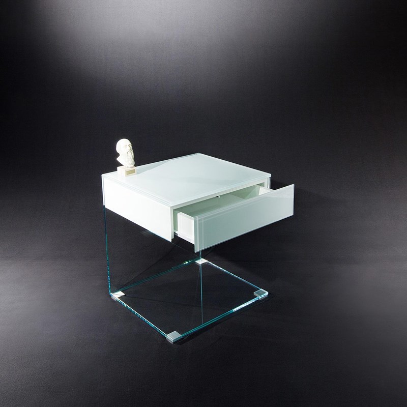 Besonderer Nachttisch aus Glas PURE UP von DREIECK DESIGN: OPTIWHITE color reinweiss