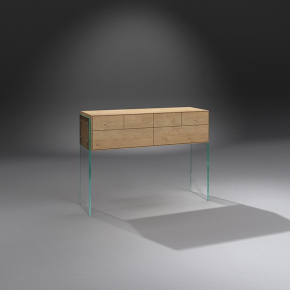 FLAIR mit Schubladenelement aus Eiche und transparenten Glaswangen