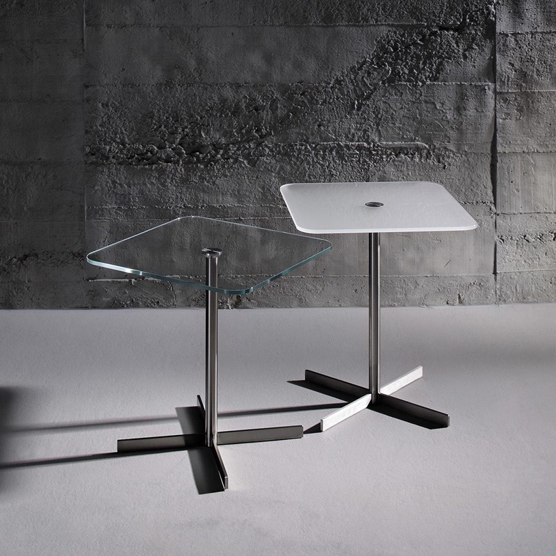 Edler Beistelltisch aus Glas von DREIECK DESIGN kaufen