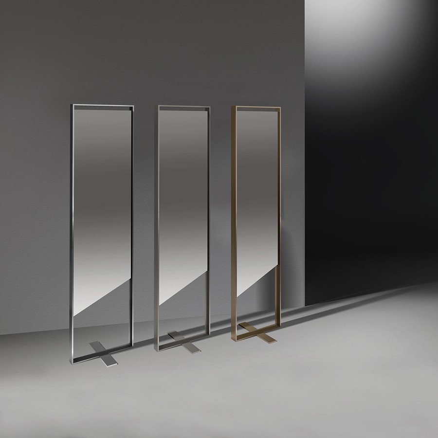 Designer Standspiegel GIOLINA aus Edelstahl oder Messing für eine optische Vergrößerung des Flurs