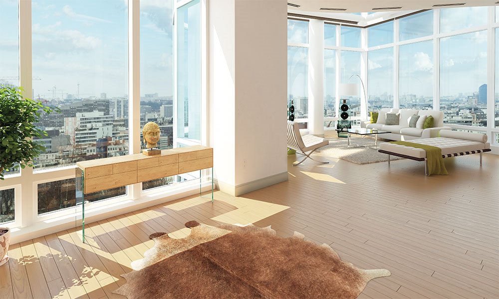 Heller Boden mit modernen Möbeln aus Glas und Holz