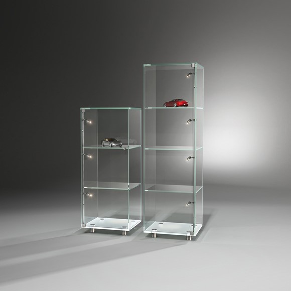SOLUS Glasvitrinen in zwei Höhen mit transparenten Seiten und Glasböden