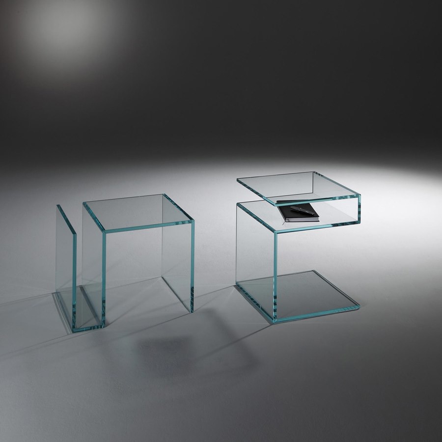JANUS III Beistelltisch aus farbneutralem Optiwhite-Glas mit helltürkiser Glaskante