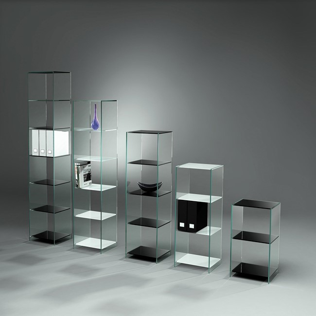 TOURELLE OFFICE Glasregale in verschiedenen Höhen mit schwarzen und weißen Fachböden