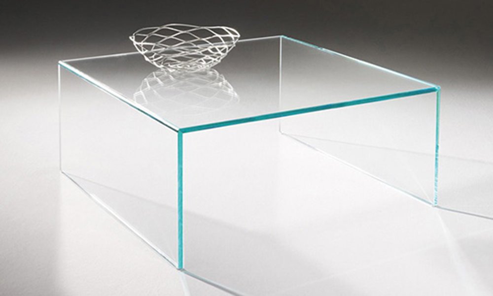 Klarglas und eisenoxidarmes Optiwhite-Glas im Vergleich