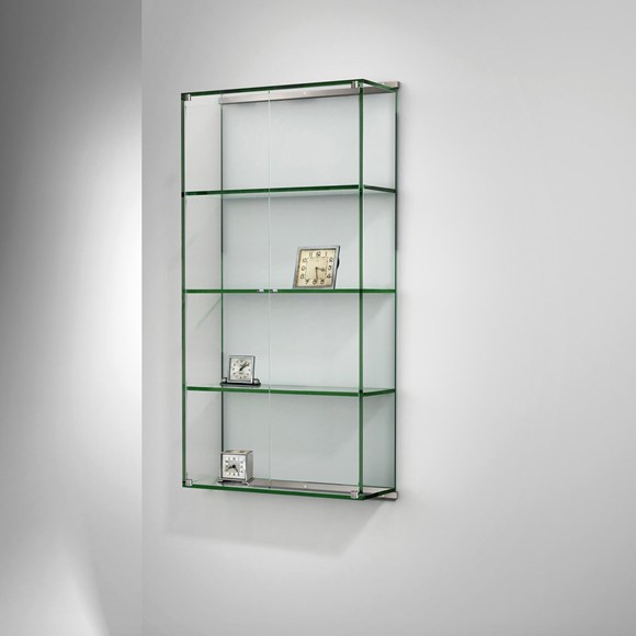 Wandvitrine VITRO aus Glas mit mehreren übereinanderliegenden Fächern